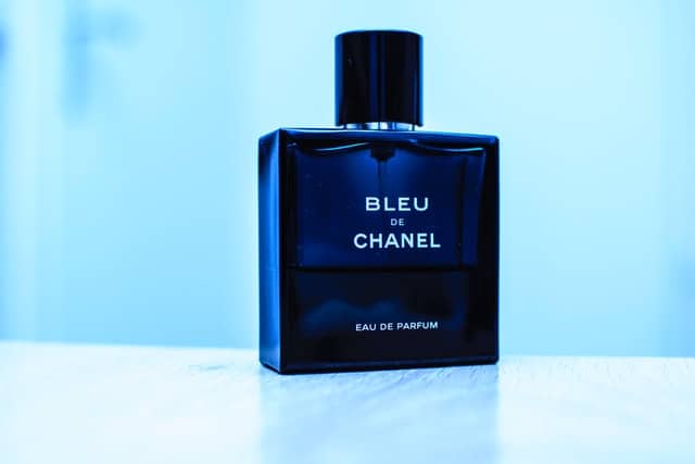 Познаваме уханието на множество парфюми по естетиката и цвета на тяхната опаковка
